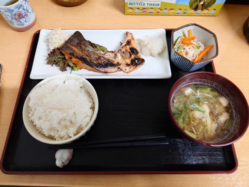 札幌市 白石区 北郷 白石駅 梅の家食堂 お魚定食（銀鮭カマ）