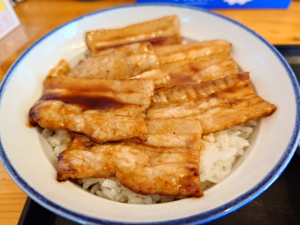 札幌市 西区 八軒 八軒駅 たかが豚丼されど豚丼のミルキィウェイ バラ肉豚丼アップ