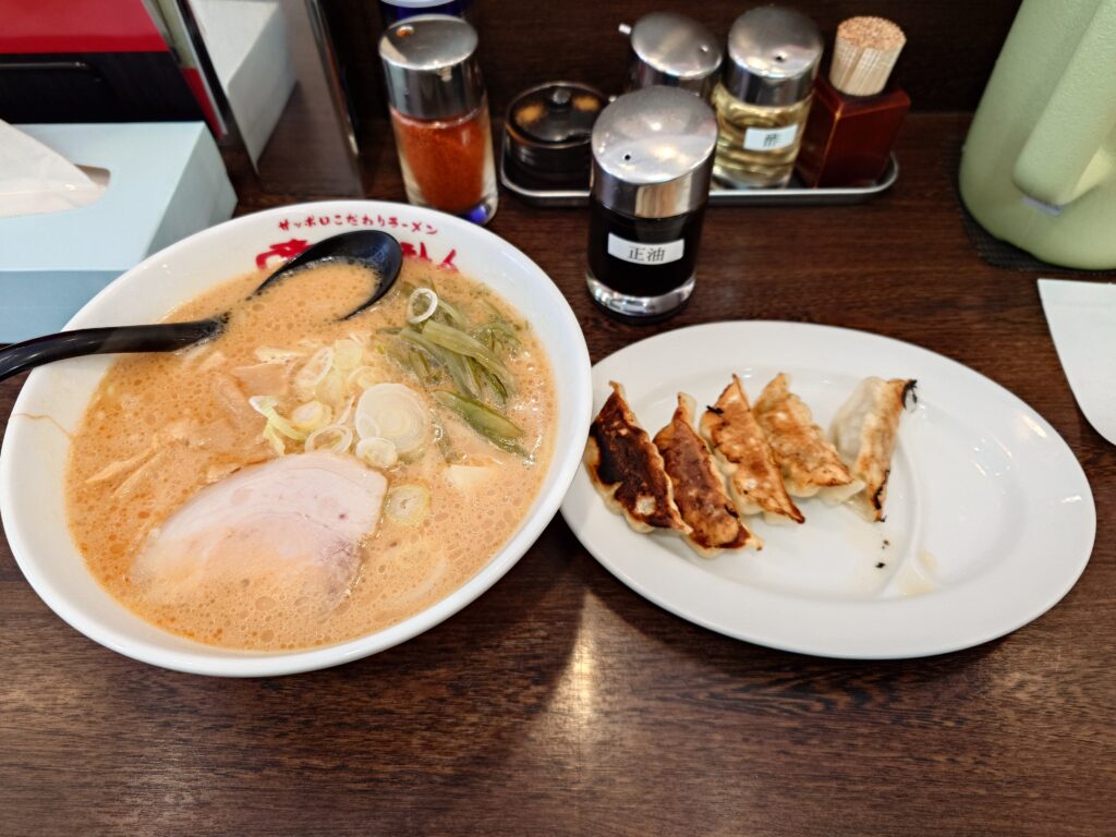 味噌ラーメンとギョーザ