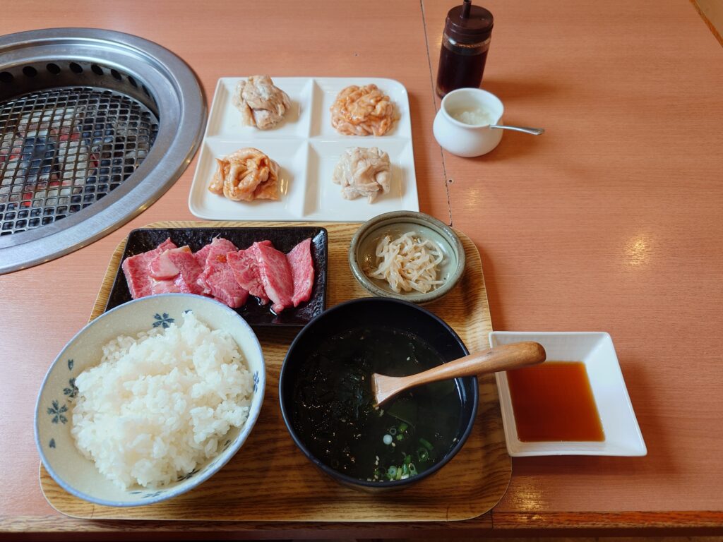 札幌市 北区 篠路 篠路駅 焼肉ハウスいちばんKAN 和牛カルビ定食とホルモンセット