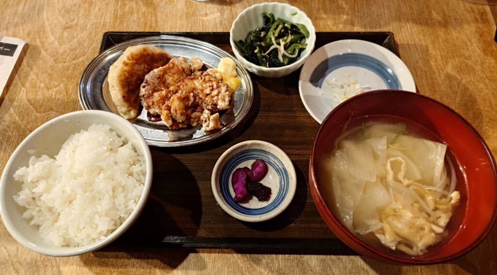 札幌市 東区 環状通東駅 SAPPORO餃子製造所 本店 平日限定ランチ(大粒餃子1個＋タレザンギ1個)