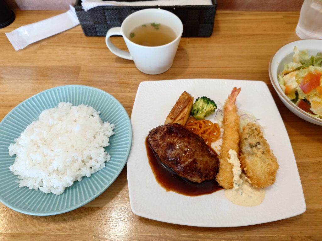 札幌市 東区 新道東駅 kitchenふりーり 日替わりランチ(ハンバーグ＆エビフライ・カキフライ)