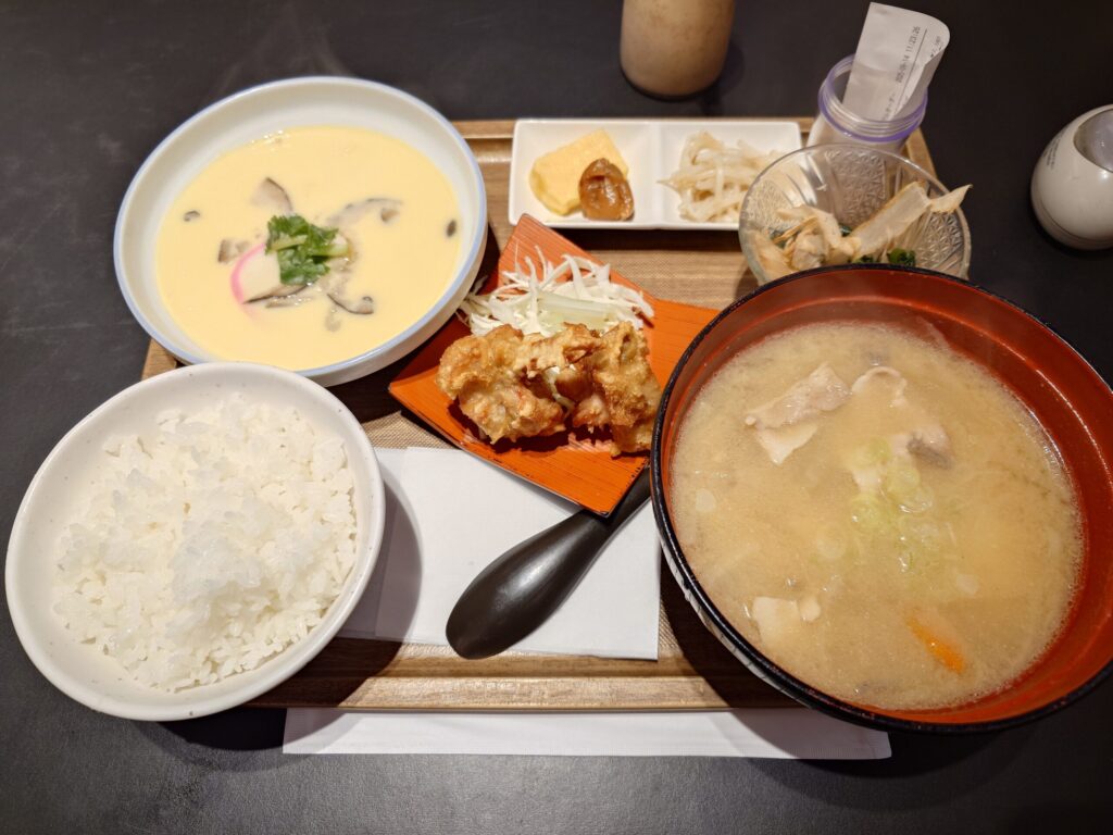 厚別区 ひばりが丘駅 定食屋 甚兵衛 厚別店の豚汁定食（函館塩からあげ）