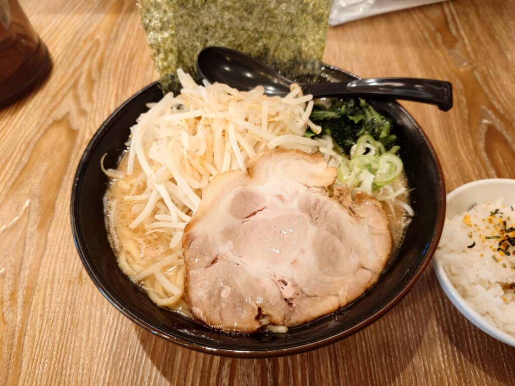醤油とんこつ(太麺・中盛)