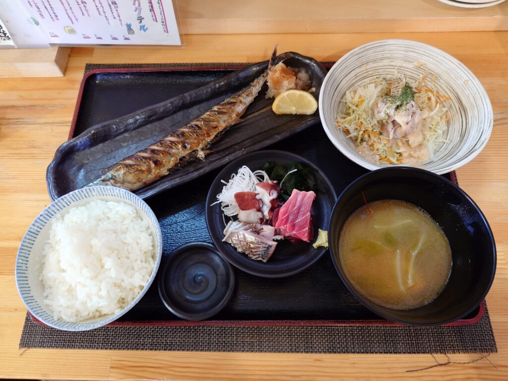 さんま塩焼定食(お刺身付き)
