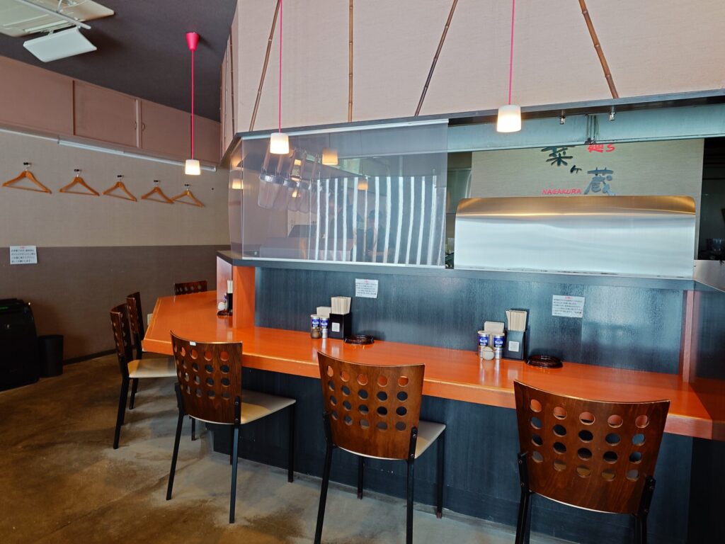 札幌市東区 元町エリアにある麺's 菜ヶ蔵のカウンター席