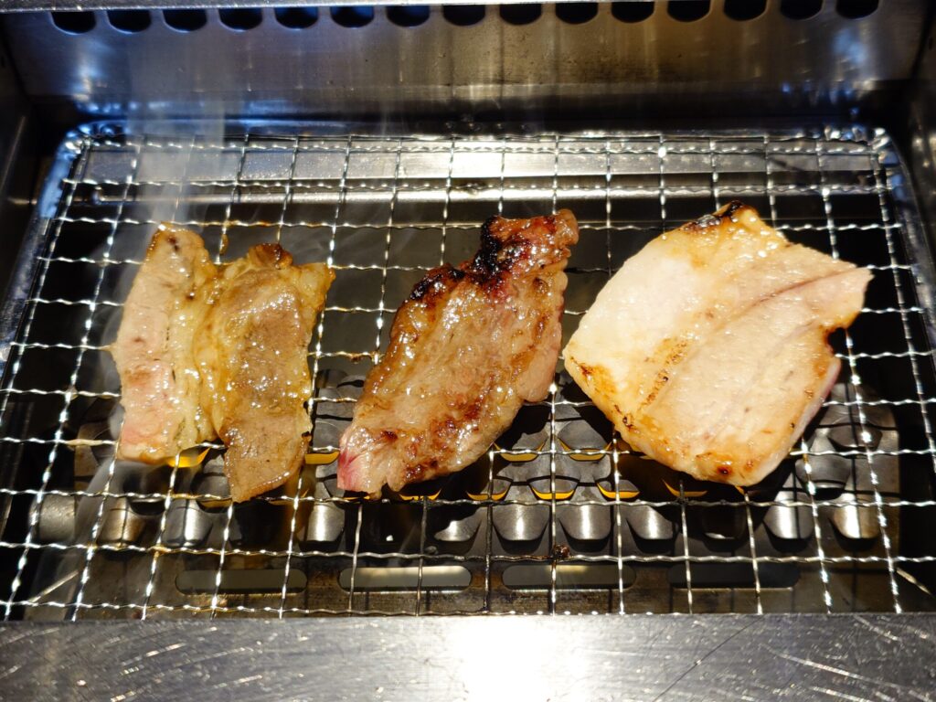 札幌市中央区 狸小路にある【焼肉ライク 札幌狸小路店】のトリプルミックスカルビ_焼き上がり