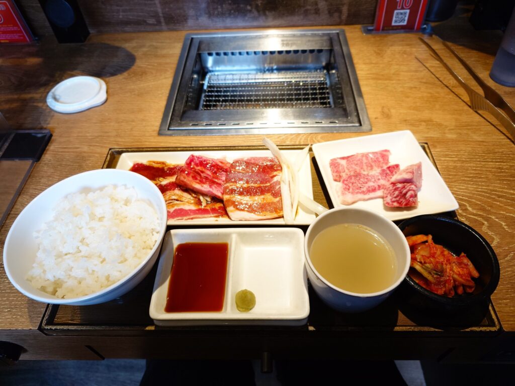 札幌市中央区 狸小路にある【焼肉ライク 札幌狸小路店】のトリプルミックスカルビセット＋和牛食べ比べカルビ