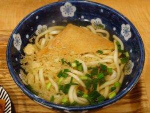 札幌市中央区 大通駅 大通エリアのうどんのそうまやの三角きつねうどん