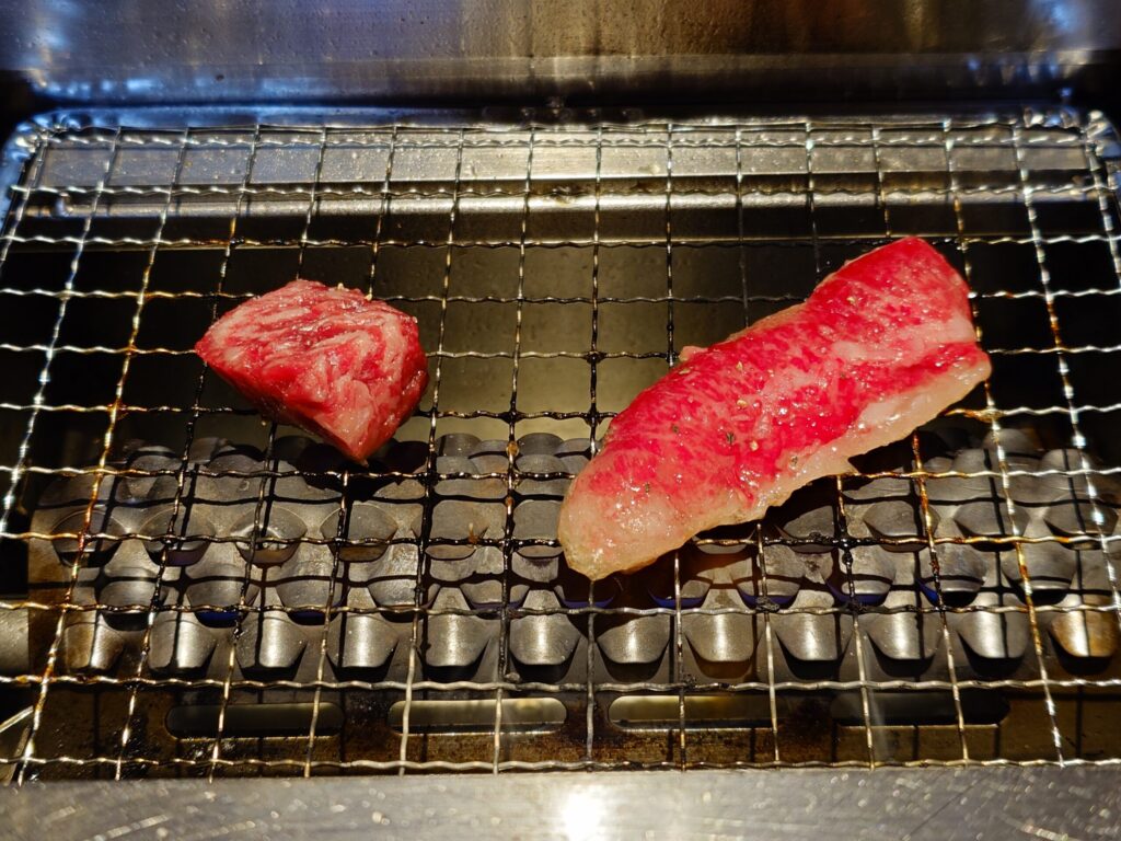 札幌市中央区 狸小路にある【焼肉ライク 札幌狸小路店】の和牛食べ比べカルビ_焼き始め