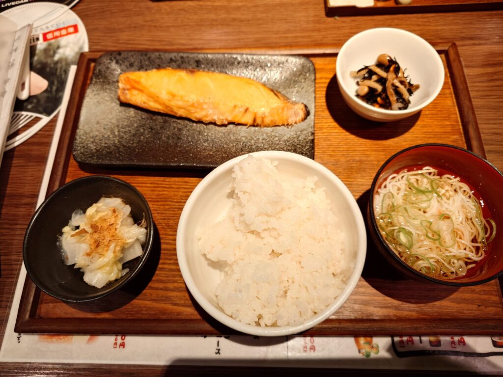 札幌市 北区 北24条駅 居酒屋 うらばっかり 焼魚定食(鮭)