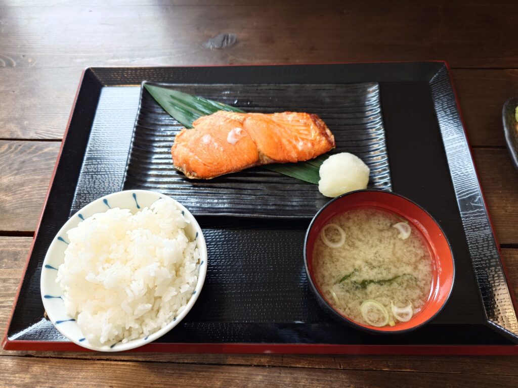 札幌市 東区 北24条駅 東1丁目通り ウニツウmasa 紅鮭定食