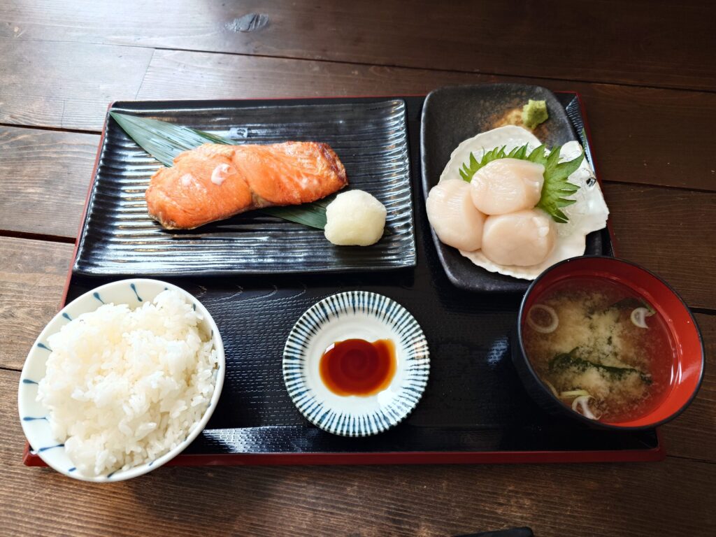 紅鮭定食と特大ホタテ刺身