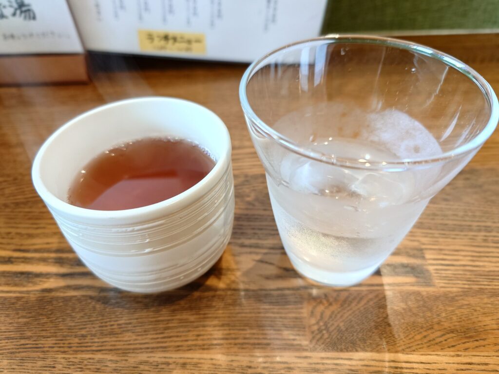 札幌市 白石区 北郷 白石駅 手打ちそばと天ぷら しゅん香 蕎麦茶とお冷