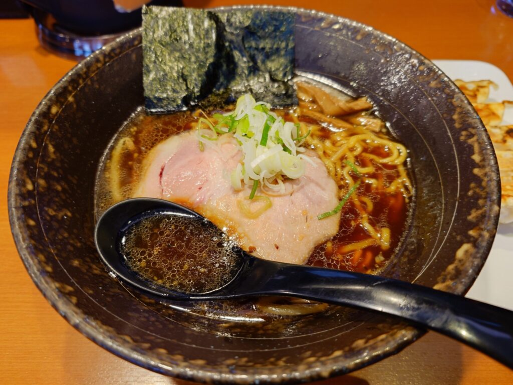札幌市東区 元町エリアにある麺's 菜ヶ蔵の黒醤油