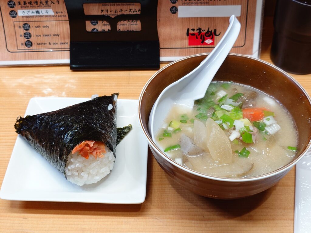 札幌市中央区 すすきのエリアにあるおにぎり屋 【にぎりめし】のおにぎりととん汁