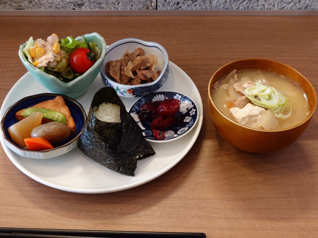 札幌市中央区 苗穂エリアにある【おにぎりとおばんざい SHAKUYAKU 】のおにぎりセット（鮭）＋豚汁