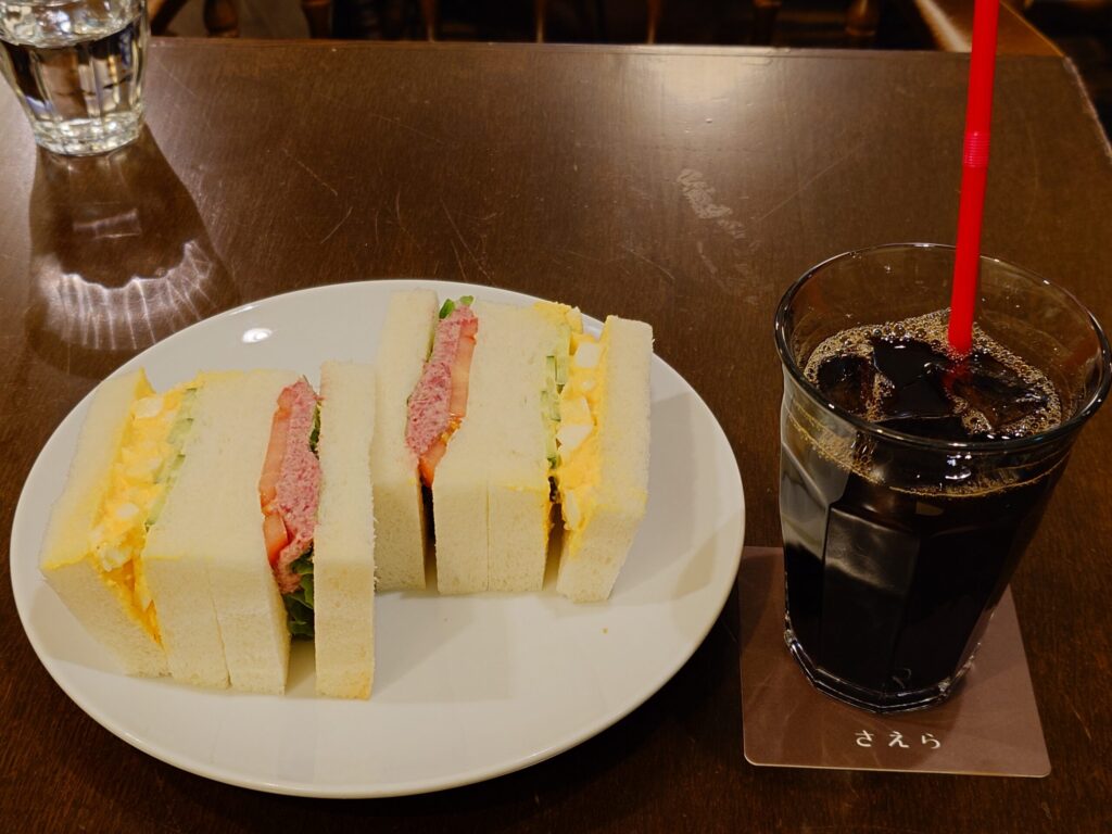札幌市中央区 大通り公園エリアにある【札幌 サンドイッチの店 さえら】のたまご＆コンビーフ とアイスコーヒー