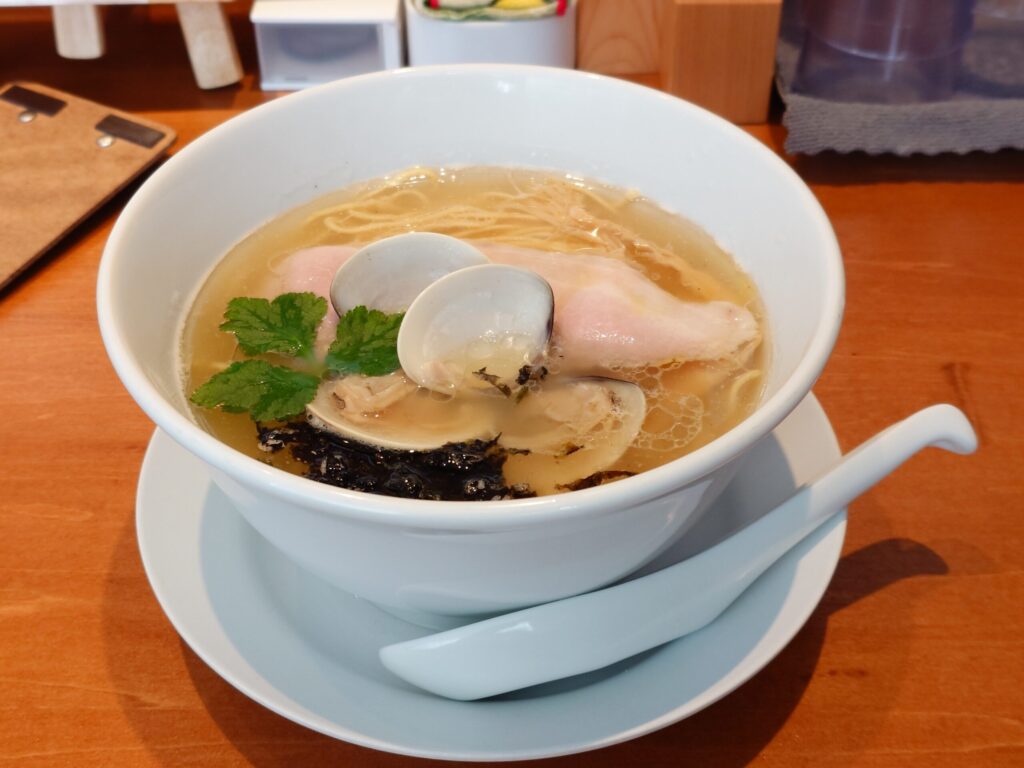 札幌市東区 苗穂・丘珠通りにある【中華そば食堂 田中】のはまぐり中華そば（塩）