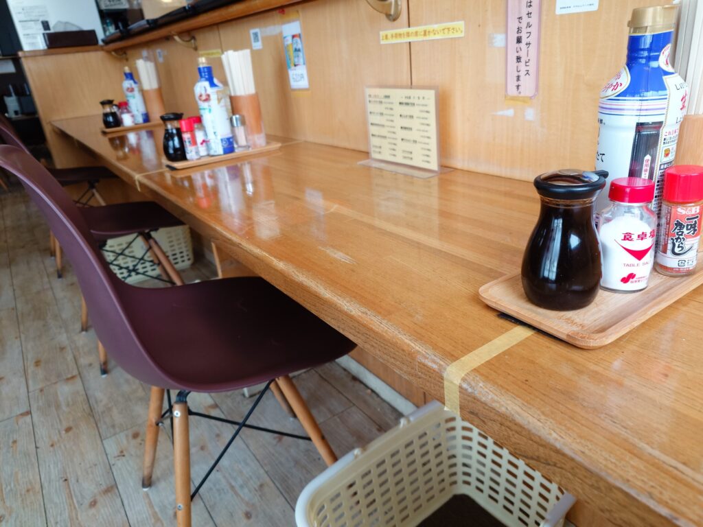 札幌市北区の北24条駅エリアにある【定食屋 六宝亭】のカウンター席