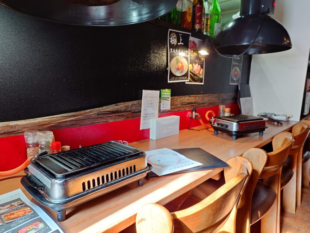 札幌市東区 元町エリアにある【やきにく荒ちゃん 】のカウンター席