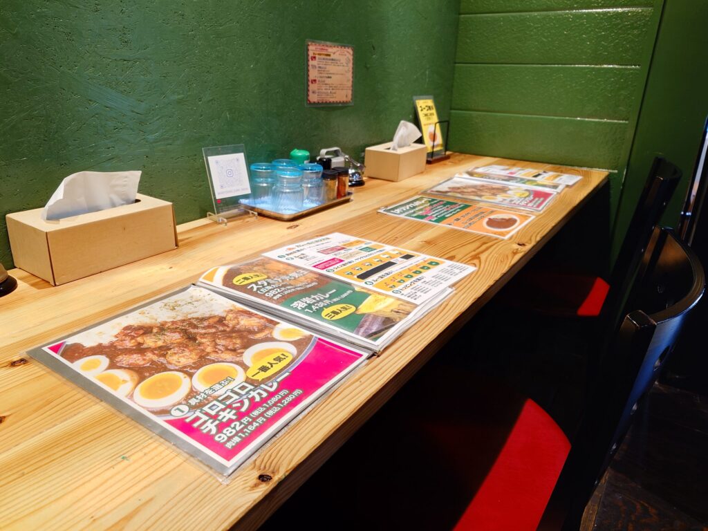 札幌市東区 丘珠エリアにある【ルーカレーとシチューの店 キイロトシロ】のカウンター席