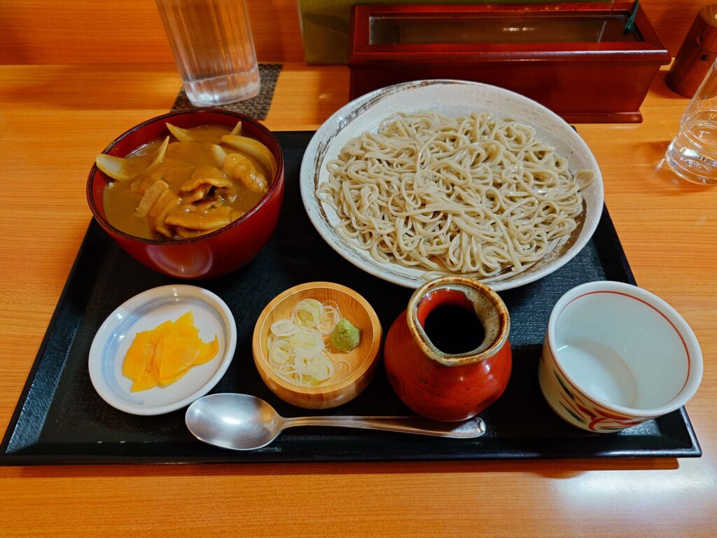 札幌市東区 栄町駅 丘珠エリアにある【蕎屋 きよ福】のカレー丼そばセット（冷）