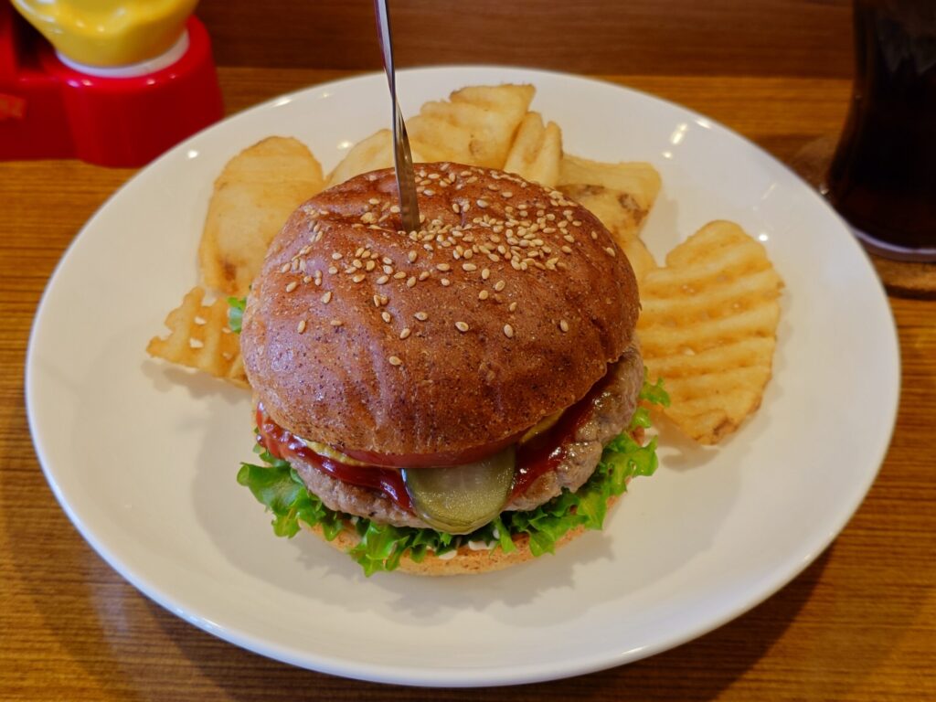 札幌市東区 新道東エリアにあるハンバーガー店【炭火焼きバーガーDARUMA9】のクラシックバーガー