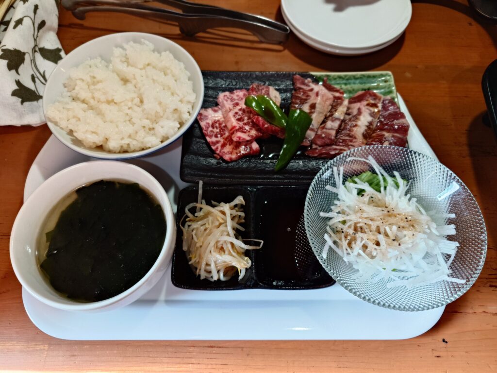 札幌市東区 元町エリアにある【やきにく荒ちゃん 】のハラミ＆カルビランチ