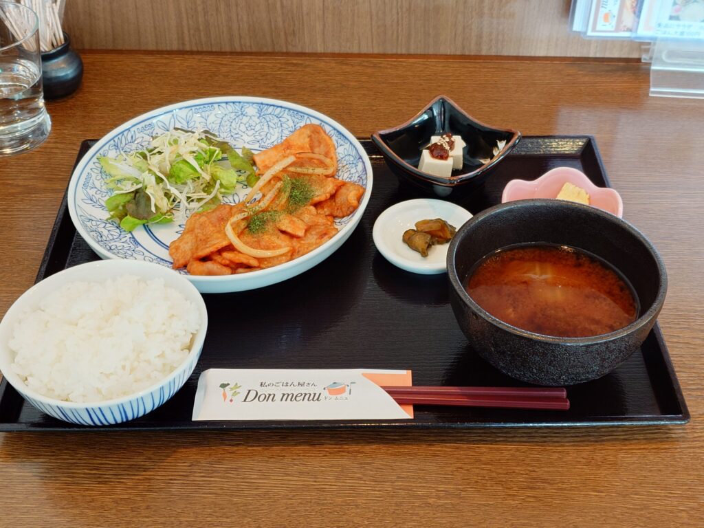 札幌市東区 新道東エリアにある私のごはん屋さんDon menu(ドン ムニュ)のポークチャップ定食