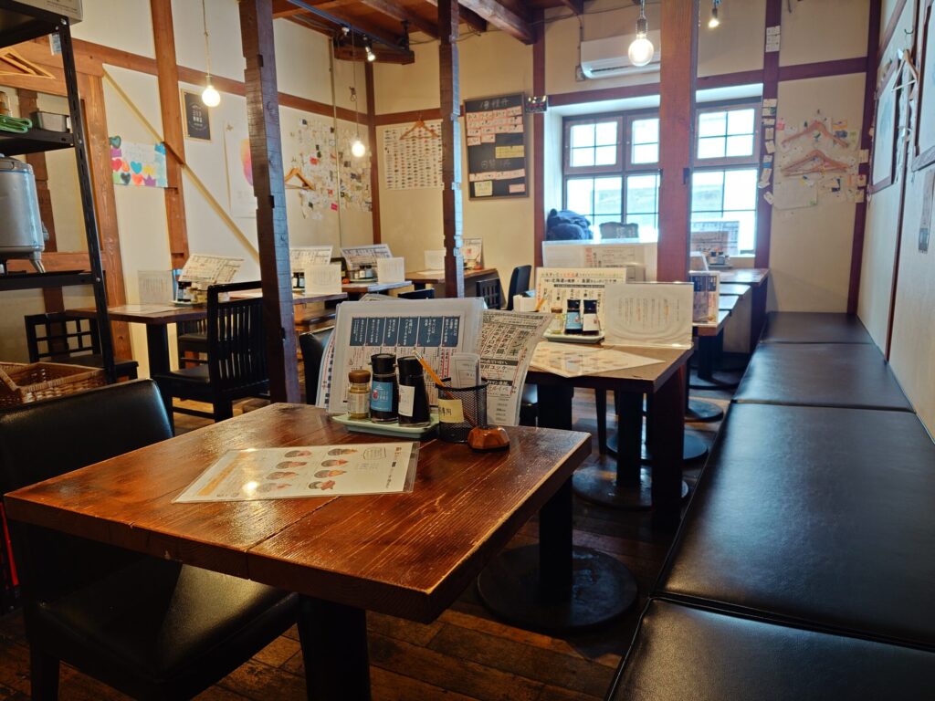 札幌市北区 北24条駅エリアにある【シハチ鮮魚店 北24条本店】のテーブル席