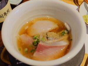 札幌市北区 北24条駅エリアにある【シハチ鮮魚店 北24条本店】の海鮮ひつまぶし（出汁茶漬け）