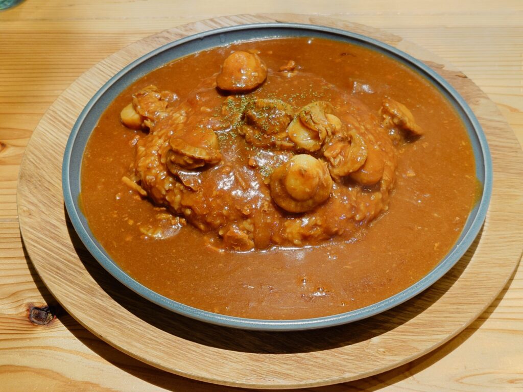 札幌市東区 丘珠エリアにある【ルーカレーとシチューの店 キイロトシロ】の札幌ホタテカレー