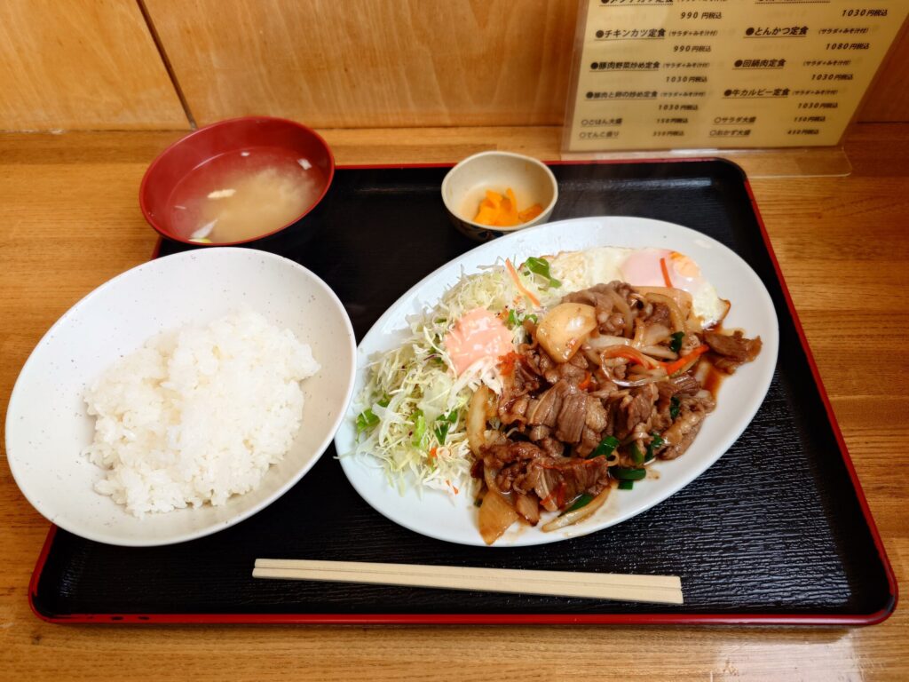 札幌市北区の北24条駅エリアにある【定食屋 六宝亭】の牛カルビー定食（ごはん少な目）