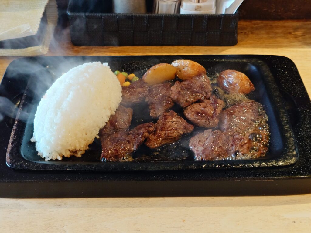 札幌市豊平区 学園前エリアにある【ステーキハウス Liberty Bell】の鉄板プレートランチ