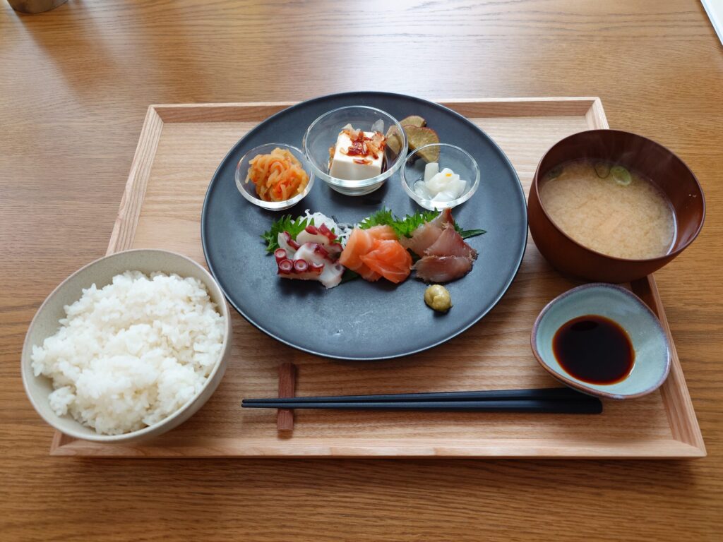 札幌市東区 東区役所前エリアにある【元漁師の嫁】のお刺身３点盛定食 1300円（税込）