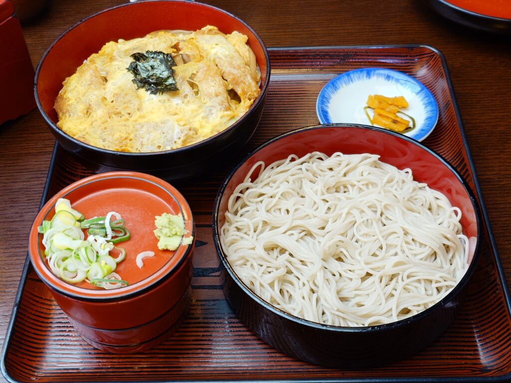 札幌市北区 新川エリアにある そば処 天寿庵のかつ丼セット（冷）
