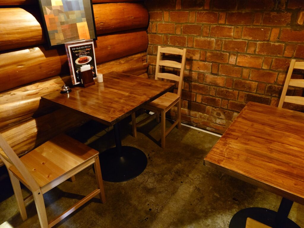 札幌市東区 伏古エリアにある【町の洋食屋 レンガノトコロ】のテーブル席