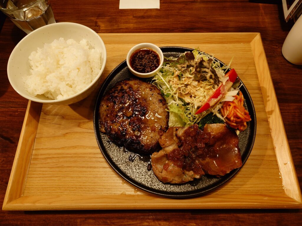 札幌市東区 伏古エリアにある【町の洋食屋 レンガノトコロ】のハンバーグ＆ジンジャーポーク