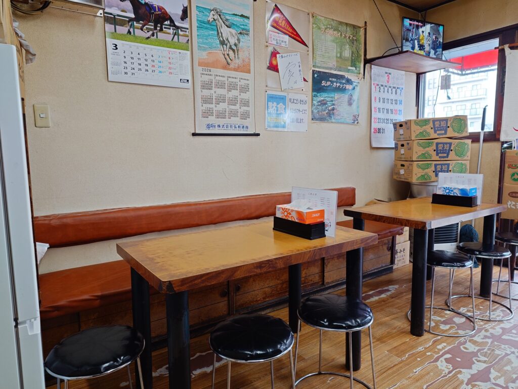 北華飯店ののテーブル席