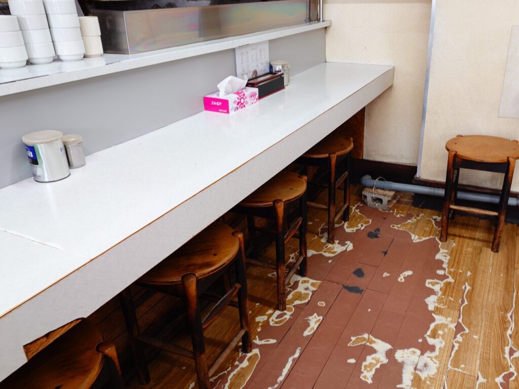 北華飯店のカウンター席