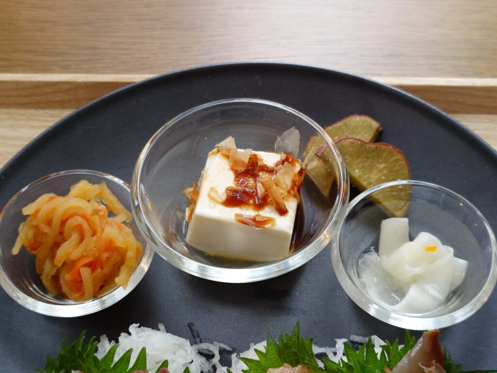 札幌市東区 東区役所前エリアにある【元漁師の嫁】の小鉢（切干大根・冷奴・漬物・さつまいもの塩ゆで）