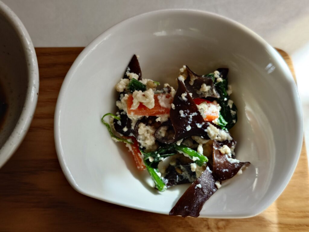 札幌市東区 東苗穂エリアにある【カフェアカリ/Cafe AKARI】のきくらげの白和え